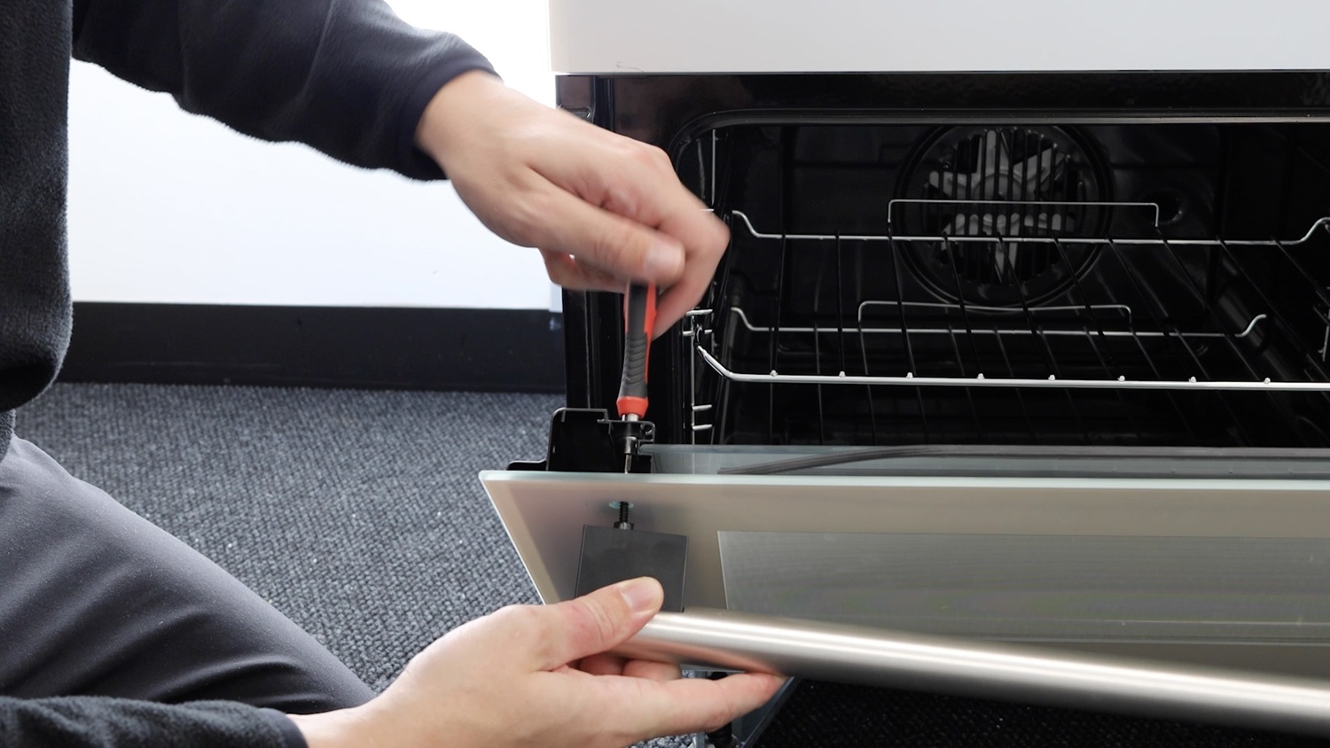 How to Replace an Oven Door Handle Hotpoint